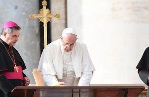 papa_chiusura_porta_santa